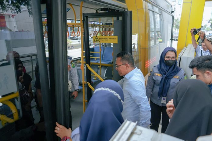 Dukung One Day No Car, Wakil Wali Kota Medan Naik Bus Listrik (SEKILAS SUMUT)