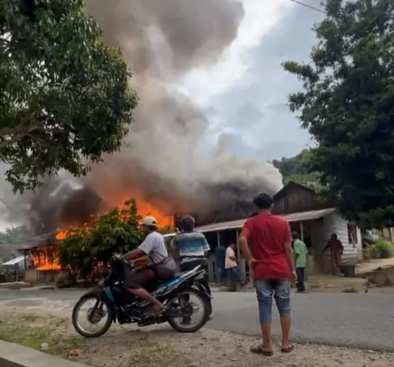 Diduga Korsleting Listrik, Kebakaran Hanguskan Lima Rumah di Tapsel, SEKILAS SUMUT