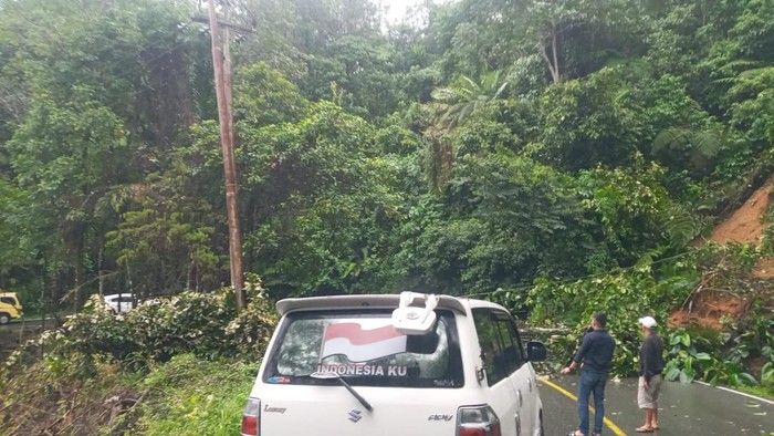 Jalan Padang-Pekanbaru Terputus Akibat Longsor di Limapuluh Kota (SEKILAS SUMUT)