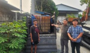 Subdit Tindak Pidana Tertentu (Tipidter) Direktorat Reserse Kriminal Khusus (Ditreskrimsus) Polda Sumatera Utara berhasil mengungkap praktik penyalahgunaan bahan bakar minyak (BBM) bersubsidi jenis solar. Pengungkapan yang dilakukan pada Selasa sore (5/3) ini menemukan bahwa pelaku menggunakan mobil pick-up yang telah dimodifikasi tangkinya sebagai modus operandi. Dalam operasi tersebut, polisi menyita satu unit mobil pick-up, tiga mesin pompa tangki, serta dua baby tank berisi solar dalam jumlah besar yang digunakan untuk menjalankan aktivitas ilegal ini. Kasus ini terungkap setelah adanya laporan dari masyarakat yang mencurigai aktivitas tidak biasa di salah satu Stasiun Pengisian Bahan Bakar Umum (SPBU) di Kota Medan. Menindaklanjuti laporan tersebut, tim Tipidter Ditreskrimsus Polda Sumut segera melakukan penyelidikan dan berhasil menangkap dua orang yang sedang mengisi BBM subsidi dengan cara yang melanggar aturan. Pelaku diketahui memodifikasi mobil pick-up mereka dengan memasang tangki tambahan berkapasitas besar serta mesin pompa. Di dalam bak mobil, mereka menempatkan baby tank berkapasitas 1.000 liter untuk menampung solar yang dipindahkan dari tangki utama kendaraan menggunakan pompa khusus. "Pelaku berusaha menyamar sebagai pengguna BBM solar biasa. Setelah mengisi BBM subsidi di SPBU, mereka menggunakan pompa untuk memindahkan solar dari tangki kendaraan ke baby tank. Saat diamankan, kami menangkap dua orang, yaitu sopir dan kernet, yang saat ini masih diperiksa lebih lanjut," ungkap Kasubdit Tipidter Ditreskrimsus Polda Sumut, AKBP Muhammad Alan Haikel. Lebih lanjut, AKBP Alan menjelaskan bahwa pelaku menggunakan barcode berbeda setiap kali mengisi BBM di SPBU, serta memalsukan plat nomor kendaraan agar sesuai dengan barcode yang digunakan. Dengan metode ini, mereka dapat membeli solar subsidi dalam jumlah besar tanpa terdeteksi oleh sistem pengawasan. Diduga, solar yang dikumpulkan oleh pelaku dijual kembali ke sejumlah perusahaan dengan harga lebih tinggi dibandingkan harga subsidi yang ditetapkan pemerintah. Berdasarkan perkiraan awal, mereka mampu mengisi baby tank berkapasitas 1.000 liter beberapa kali dalam sehari dengan beroperasi di berbagai SPBU. Ditreskrimsus Polda Sumatera Utara masih terus mengembangkan penyelidikan guna mengungkap jaringan yang lebih luas. Polisi sedang menelusuri kemungkinan keterlibatan sindikat yang mengendalikan operasi ini, termasuk pihak yang bertindak sebagai pemasok maupun pembeli solar subsidi yang diselewengkan.; https://sekilassumut.biz.id/