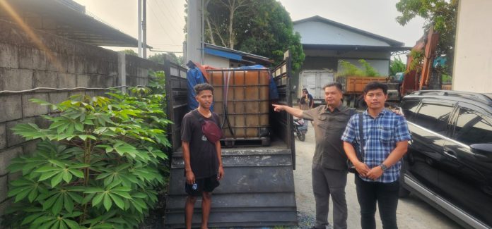 Subdit Tindak Pidana Tertentu (Tipidter) Direktorat Reserse Kriminal Khusus (Ditreskrimsus) Polda Sumatera Utara berhasil mengungkap praktik penyalahgunaan bahan bakar minyak (BBM) bersubsidi jenis solar. Pengungkapan yang dilakukan pada Selasa sore (5/3) ini menemukan bahwa pelaku menggunakan mobil pick-up yang telah dimodifikasi tangkinya sebagai modus operandi. Dalam operasi tersebut, polisi menyita satu unit mobil pick-up, tiga mesin pompa tangki, serta dua baby tank berisi solar dalam jumlah besar yang digunakan untuk menjalankan aktivitas ilegal ini. Kasus ini terungkap setelah adanya laporan dari masyarakat yang mencurigai aktivitas tidak biasa di salah satu Stasiun Pengisian Bahan Bakar Umum (SPBU) di Kota Medan. Menindaklanjuti laporan tersebut, tim Tipidter Ditreskrimsus Polda Sumut segera melakukan penyelidikan dan berhasil menangkap dua orang yang sedang mengisi BBM subsidi dengan cara yang melanggar aturan. Pelaku diketahui memodifikasi mobil pick-up mereka dengan memasang tangki tambahan berkapasitas besar serta mesin pompa. Di dalam bak mobil, mereka menempatkan baby tank berkapasitas 1.000 liter untuk menampung solar yang dipindahkan dari tangki utama kendaraan menggunakan pompa khusus. "Pelaku berusaha menyamar sebagai pengguna BBM solar biasa. Setelah mengisi BBM subsidi di SPBU, mereka menggunakan pompa untuk memindahkan solar dari tangki kendaraan ke baby tank. Saat diamankan, kami menangkap dua orang, yaitu sopir dan kernet, yang saat ini masih diperiksa lebih lanjut," ungkap Kasubdit Tipidter Ditreskrimsus Polda Sumut, AKBP Muhammad Alan Haikel. Lebih lanjut, AKBP Alan menjelaskan bahwa pelaku menggunakan barcode berbeda setiap kali mengisi BBM di SPBU, serta memalsukan plat nomor kendaraan agar sesuai dengan barcode yang digunakan. Dengan metode ini, mereka dapat membeli solar subsidi dalam jumlah besar tanpa terdeteksi oleh sistem pengawasan. Diduga, solar yang dikumpulkan oleh pelaku dijual kembali ke sejumlah perusahaan dengan harga lebih tinggi dibandingkan harga subsidi yang ditetapkan pemerintah. Berdasarkan perkiraan awal, mereka mampu mengisi baby tank berkapasitas 1.000 liter beberapa kali dalam sehari dengan beroperasi di berbagai SPBU. Ditreskrimsus Polda Sumatera Utara masih terus mengembangkan penyelidikan guna mengungkap jaringan yang lebih luas. Polisi sedang menelusuri kemungkinan keterlibatan sindikat yang mengendalikan operasi ini, termasuk pihak yang bertindak sebagai pemasok maupun pembeli solar subsidi yang diselewengkan.; https://sekilassumut.biz.id/