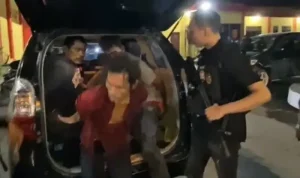 Polres Pelabuhan Belawan berhasil menangkap empat dari enam pelaku pencurian di rumah milik Abdullah yang berlokasi di Pasar 2 Barat, Kelurahan Terjun, Kecamatan Medan Marelan, pada Kamis (6/3/2025). Keempat tersangka yang diamankan adalah Taufiq (23), Bambang (33), Sakti (44), dan Budi (50), sementara dua lainnya, Faisal dan Yudi, masih dalam pelarian. "Para pelaku ditangkap di kawasan Batang Kilat, Kelurahan Sei Mati, setelah mencoba melarikan diri. Dua orang yang masih buron telah dimasukkan dalam daftar pencarian orang," ujar Kapolda Sumut, Irjen Whisnu Hermawan Februanto, pada Sabtu (8/3/2025). Baca Juga: Residivis Pencurian di Medan Ditembak Polisi Saat Coba Kabur Penangkapan ini dilakukan saat tim kepolisian sedang berpatroli di Jalan Yong Panah Hijau dan mencurigai sebuah mobil yang melaju dengan kecepatan tinggi. "Keberhasilan ini diharapkan dapat meningkatkan rasa aman dan nyaman bagi masyarakat, terutama selama bulan Ramadan," tambah Whisnu.;