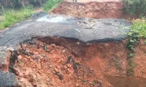 Jembatan Penghubung Pulau Betung–Ture Ambruk Diterjang Hujan Deras, Akses Warga Terputus Total; https://sekilassumut.biz.id/