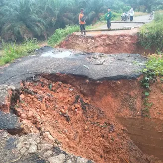Jembatan Penghubung Pulau Betung–Ture Ambruk Diterjang Hujan Deras, Akses Warga Terputus Total; https://sekilassumut.biz.id/