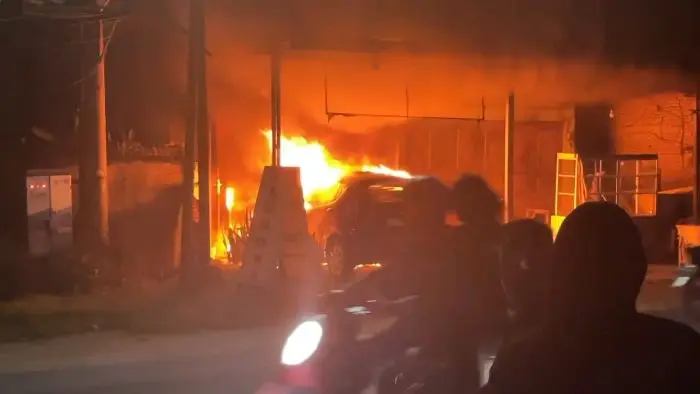 Kebakaran Hebat Lalap Ruko Laundry dan Warung Ayam Penyet di Tebing Tinggi