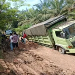 Truk Terperosok di Jalan Rusak, Antrean Kendaraan Capai 2 Kilometer g Simpang Bragas–Pasar Simangambat