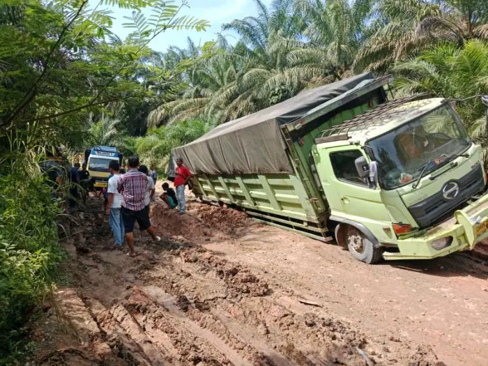 Truk Terperosok di Jalan Rusak, Antrean Kendaraan Capai 2 Kilometer g Simpang Bragas–Pasar Simangambat